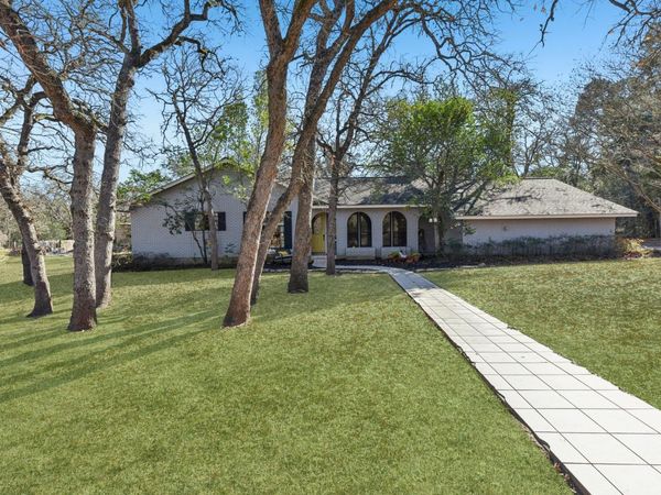 111 Post Oak DR, Elgin, TX 78621