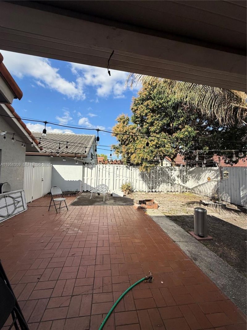 18237 NW 61st Pl, Hialeah, FL 33015 Photo
