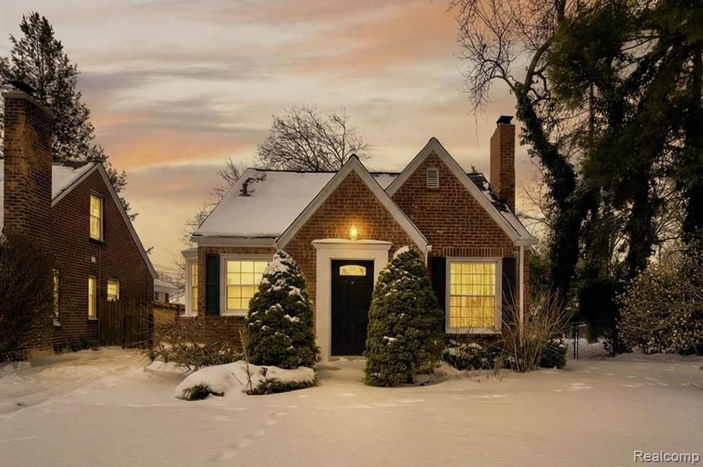 1845 Oxford Road, Grosse Pointe Woods, MI 48236 Main Photo