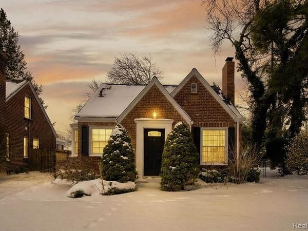 1845 Oxford Road, Grosse Pointe Woods, MI 48236