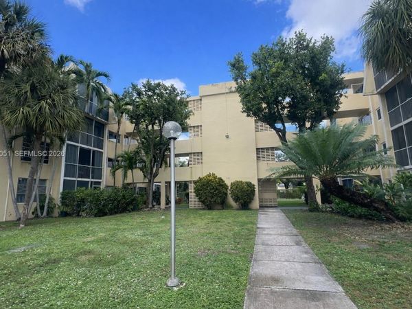 942 NE 199th St , Unit 2F, Miami, FL 33179