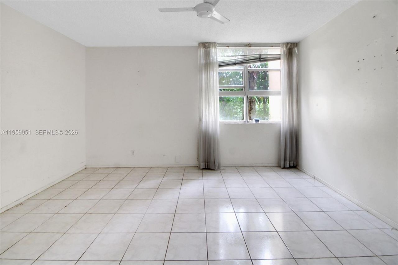 942 NE 199th St, Unit 2F, Miami, FL 33179 Photo