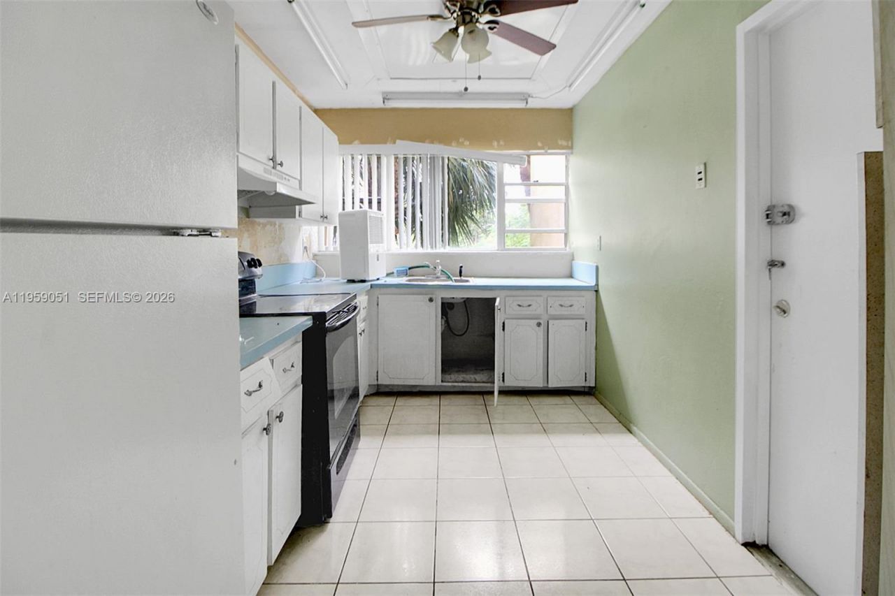 942 NE 199th St, Unit 2F, Miami, FL 33179 Photo