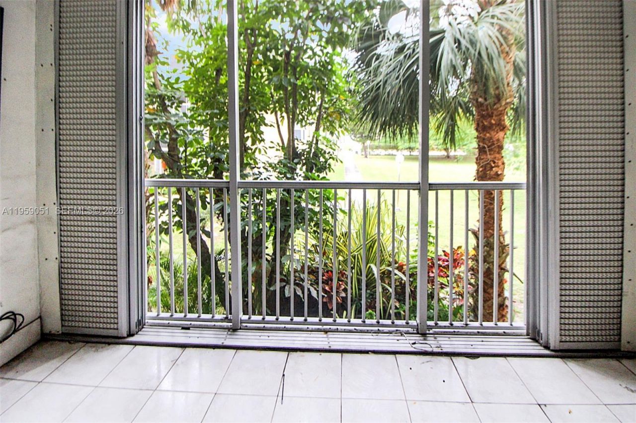 942 NE 199th St, Unit 2F, Miami, FL 33179 Photo