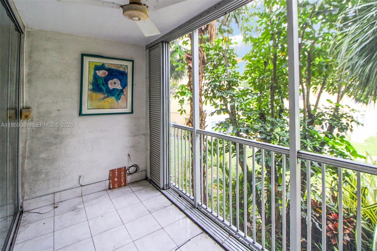 942 NE 199th St, Unit 2F, Miami, FL 33179 Photo