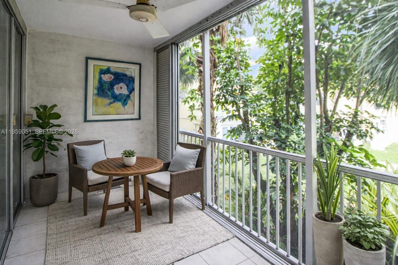 942 NE 199th St, Unit 2F, Miami, FL 33179 Photo