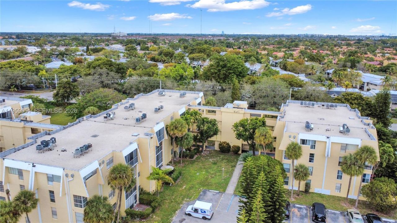 942 NE 199th St, Unit 2F, Miami, FL 33179 Photo