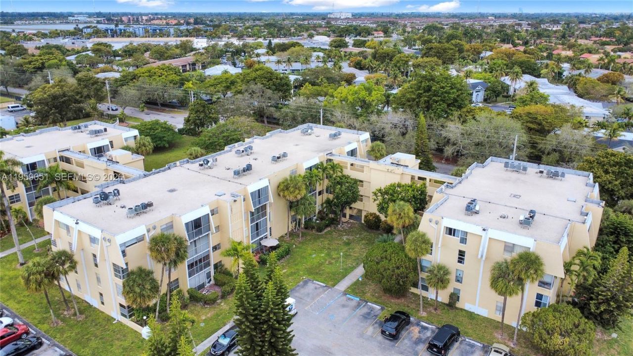 942 NE 199th St, Unit 2F, Miami, FL 33179 Photo