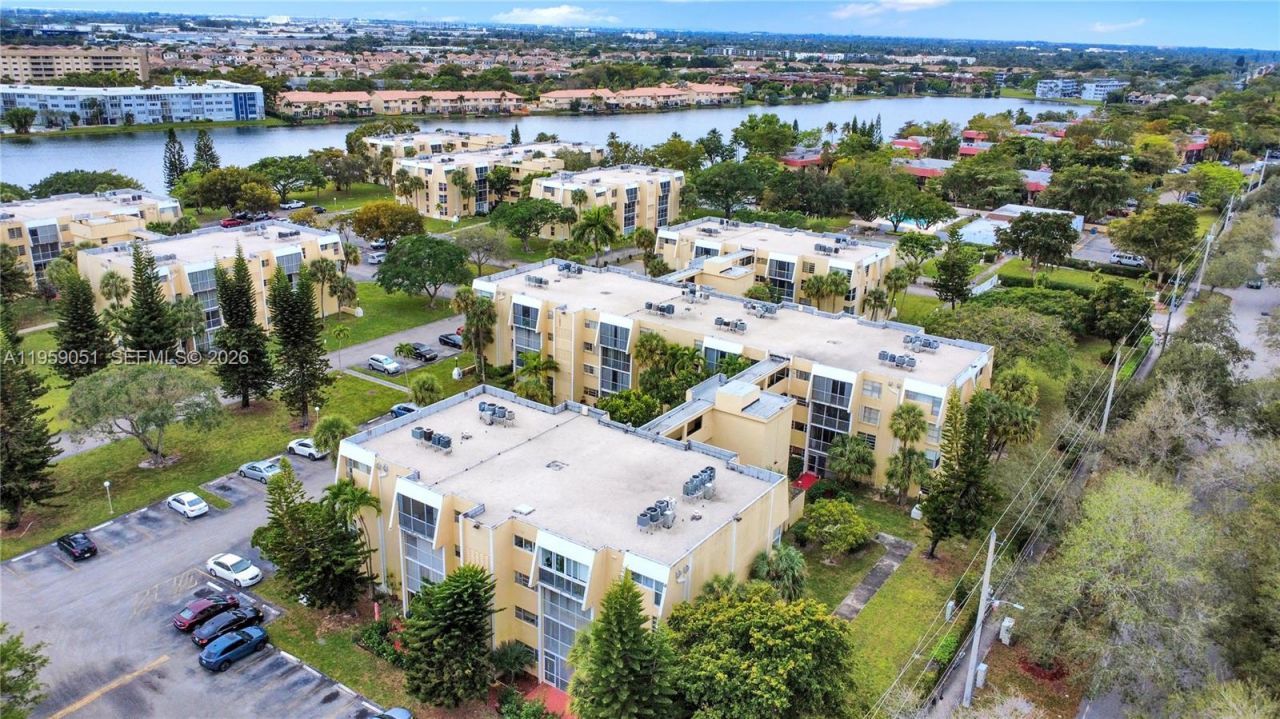 942 NE 199th St, Unit 2F, Miami, FL 33179 Photo