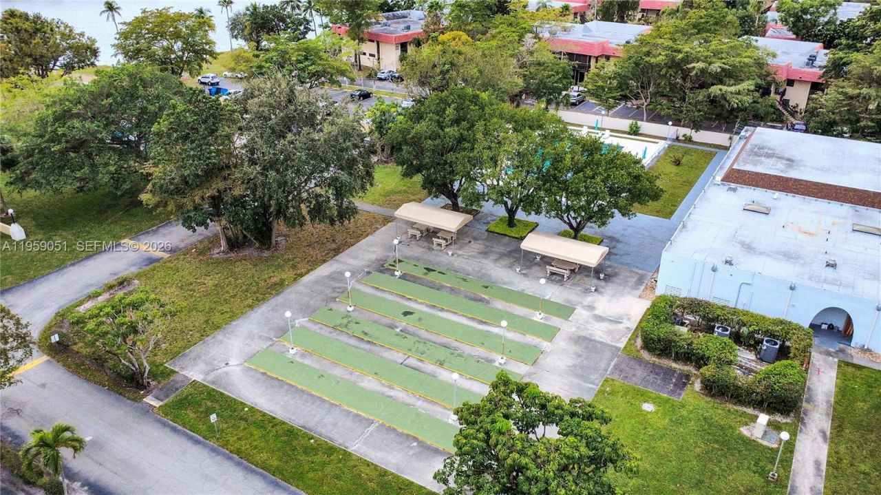 942 NE 199th St, Unit 2F, Miami, FL 33179 Photo