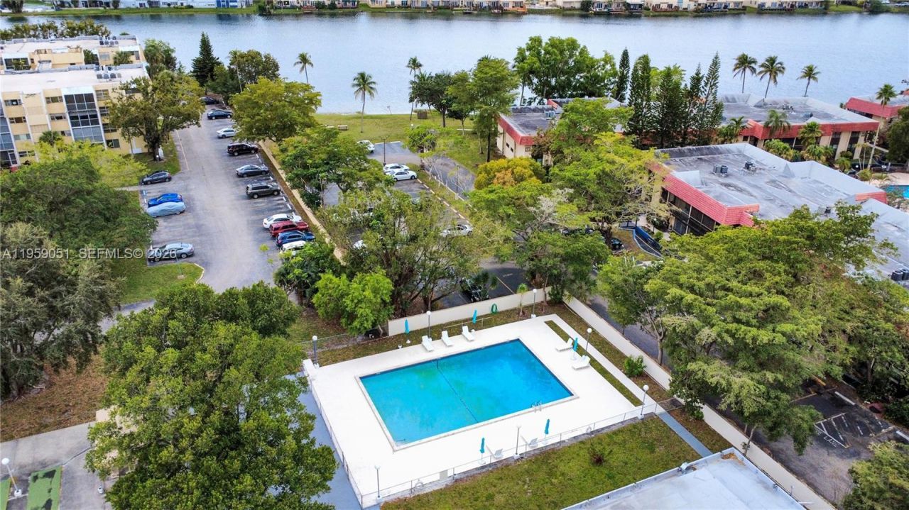 942 NE 199th St, Unit 2F, Miami, FL 33179 Photo