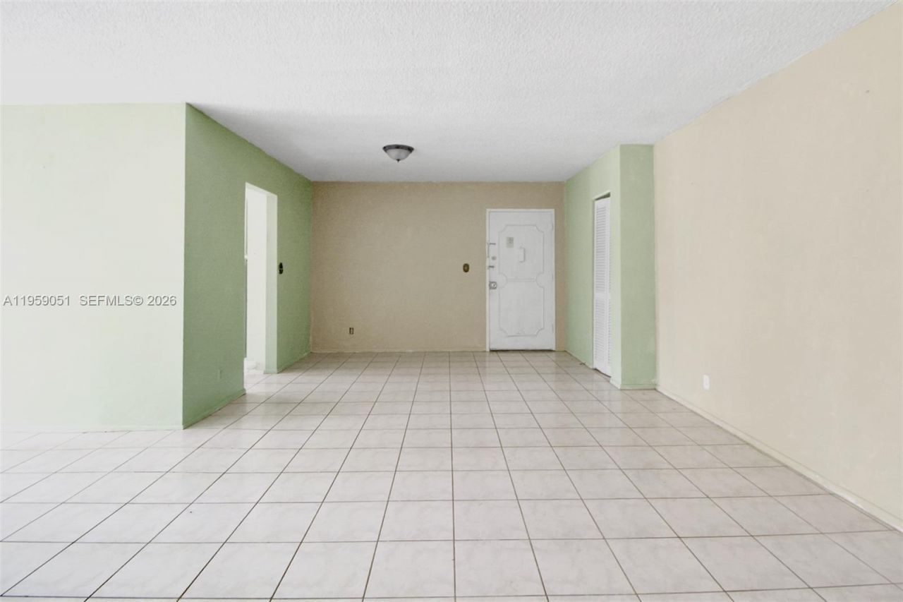 942 NE 199th St, Unit 2F, Miami, FL 33179 Photo