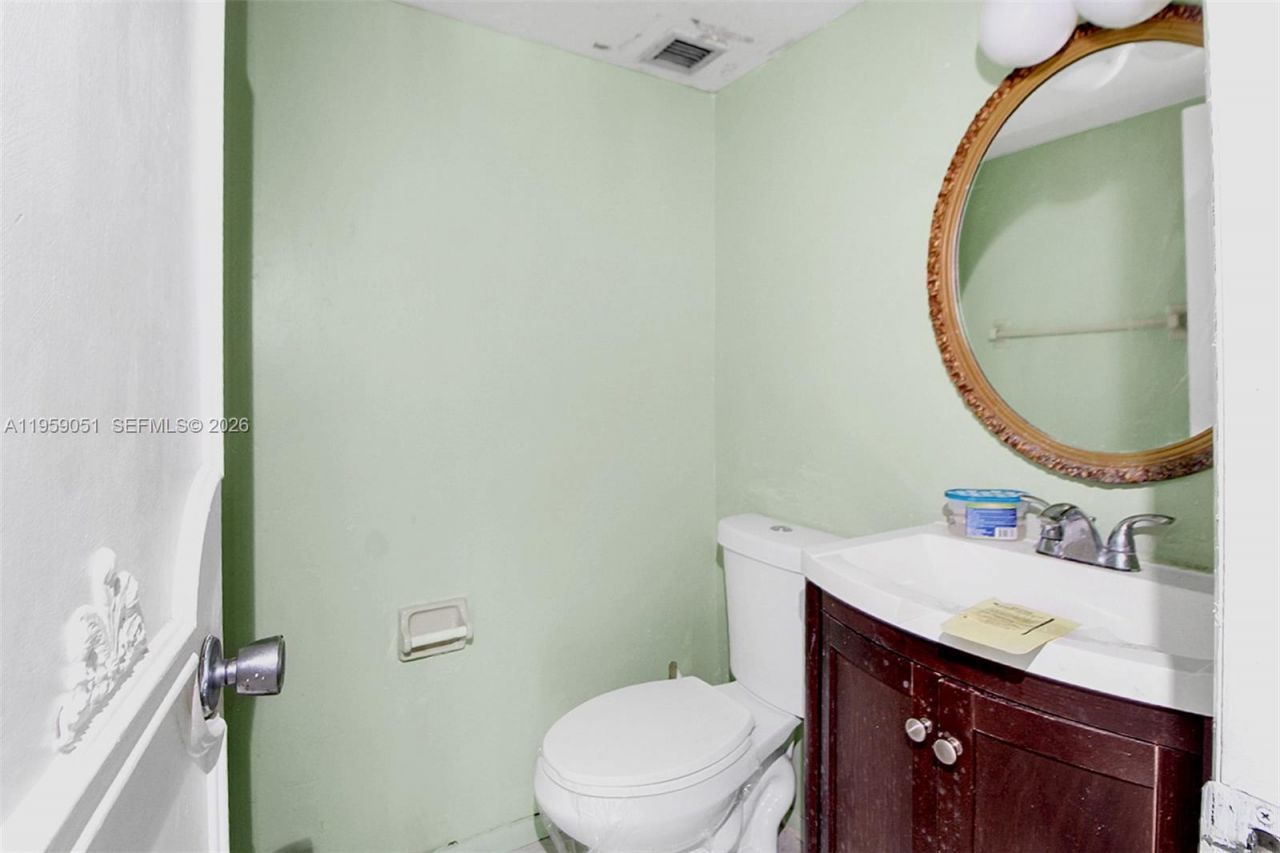 942 NE 199th St, Unit 2F, Miami, FL 33179 Photo