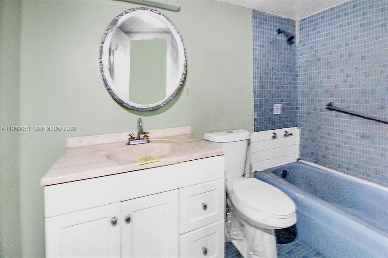 942 NE 199th St, Unit 2F, Miami, FL 33179 Photo