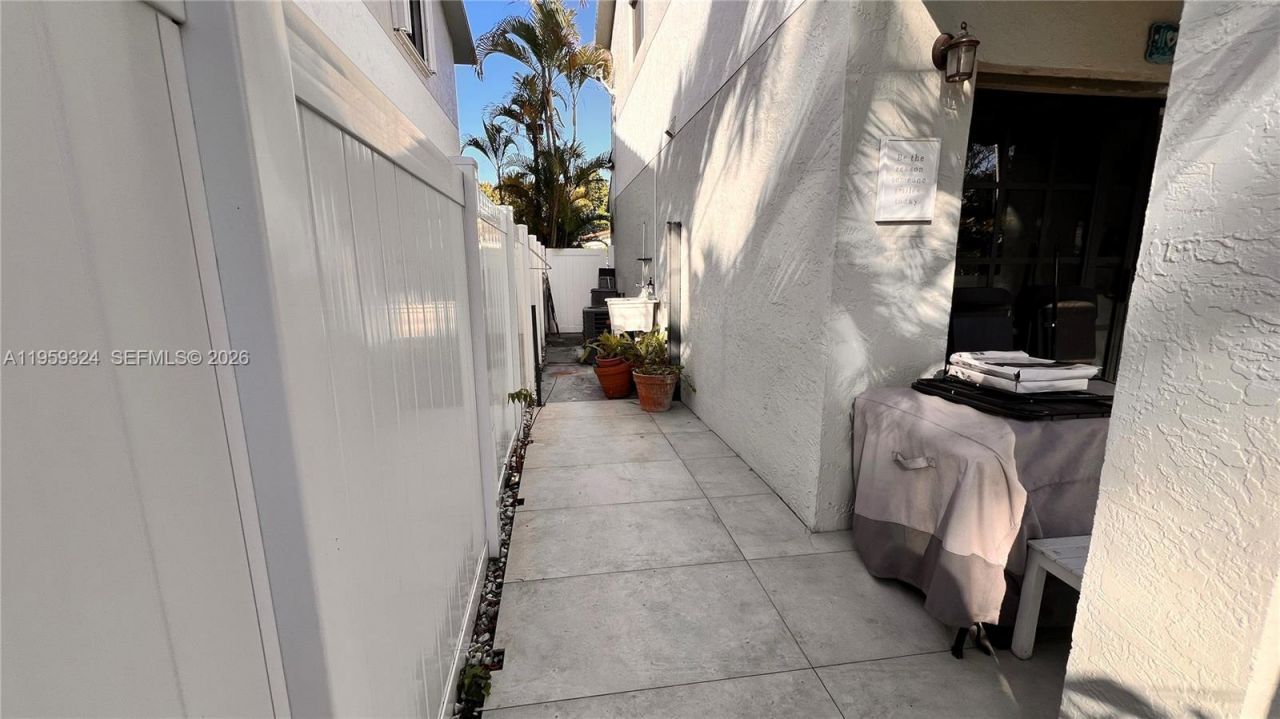 3538 SW 17th St, Unit 1B, Miami, FL 33145 Photo