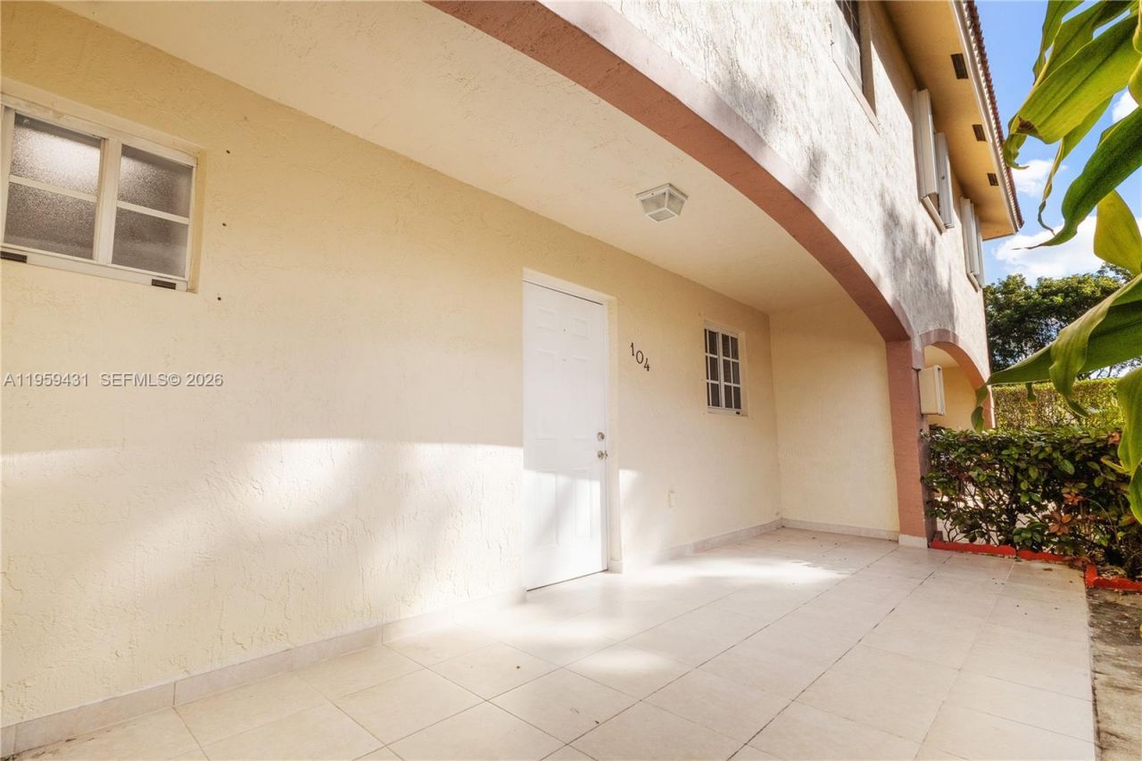 6765 NW 182nd St , Unit 104, Hialeah, FL 33015 Photo