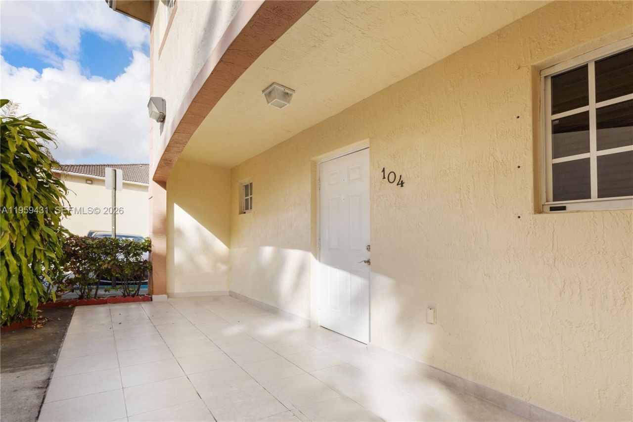 6765 NW 182nd St , Unit 104, Hialeah, FL 33015 Photo