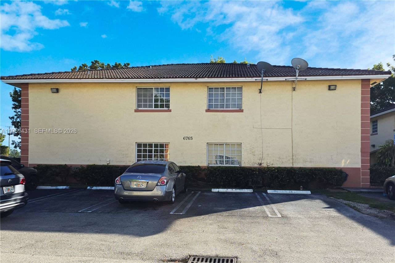 6765 NW 182nd St , Unit 104, Hialeah, FL 33015 Photo