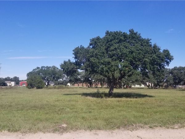 000 Enchanted Oaks, Inez, TX 77968
