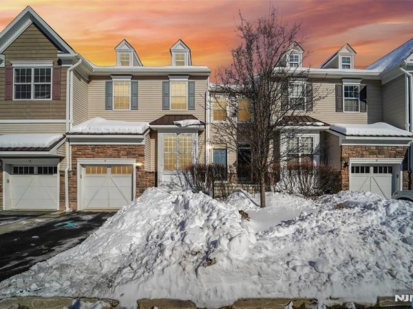 8 Masterson Court, WALDWICK, NJ 07463