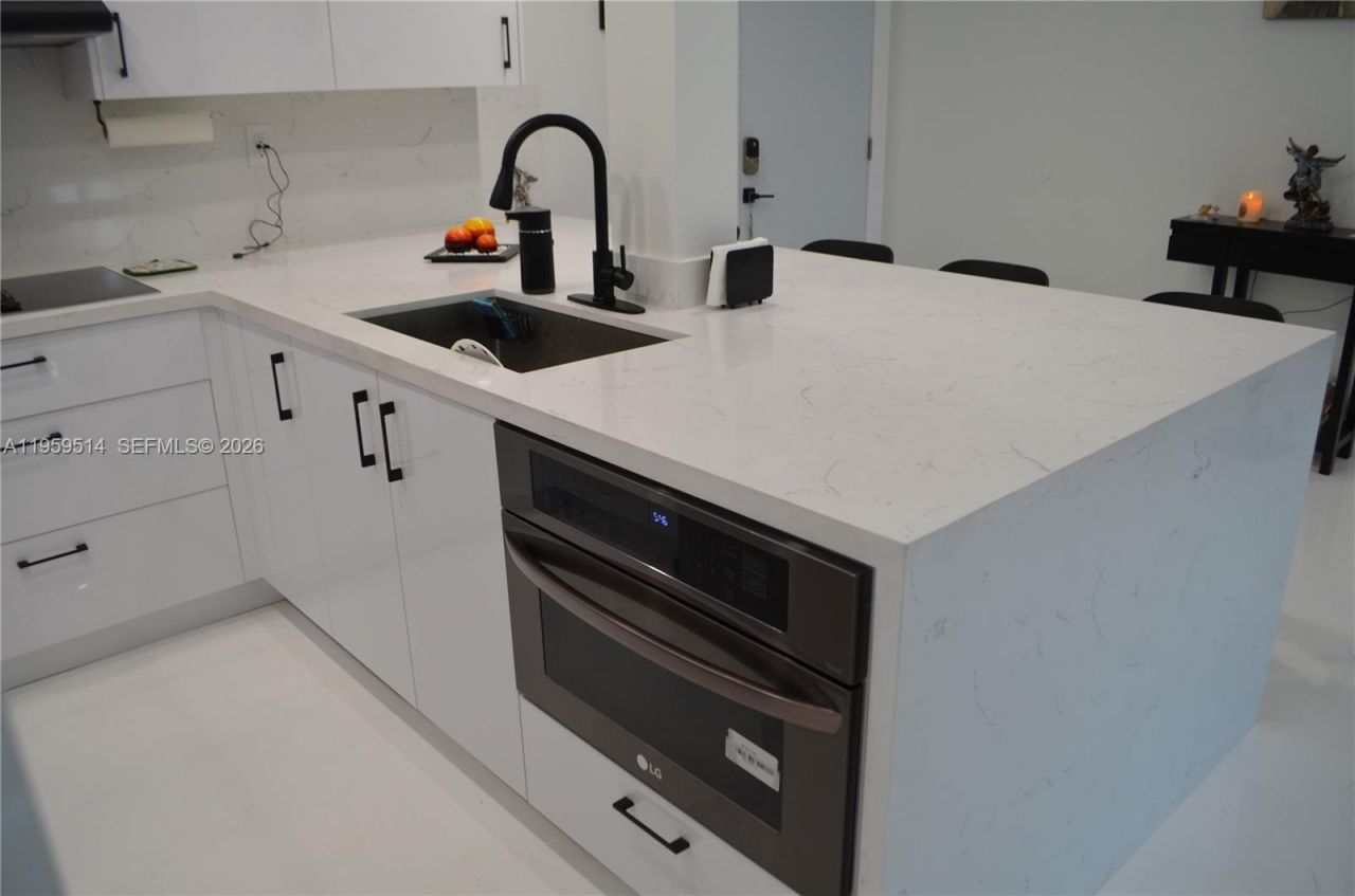 9682 Fontainebleau Blvd, Unit 203, Miami, FL 33172 Photo