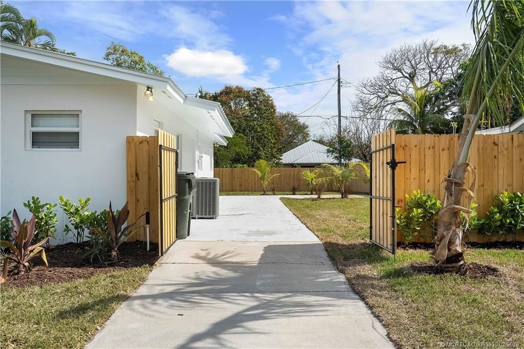 901 SE Madison Avenue, Stuart, FL 34996 Photo