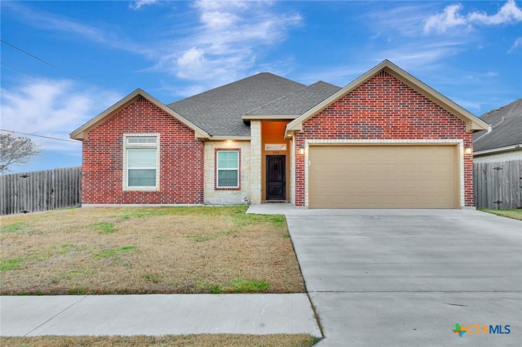 102 Tiki Court, Victoria, TX 77904 Main Photo