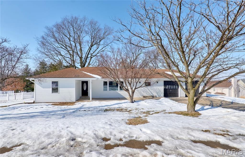 1015 Dingledine Road, Saint Charles, MO 63304 Main Photo