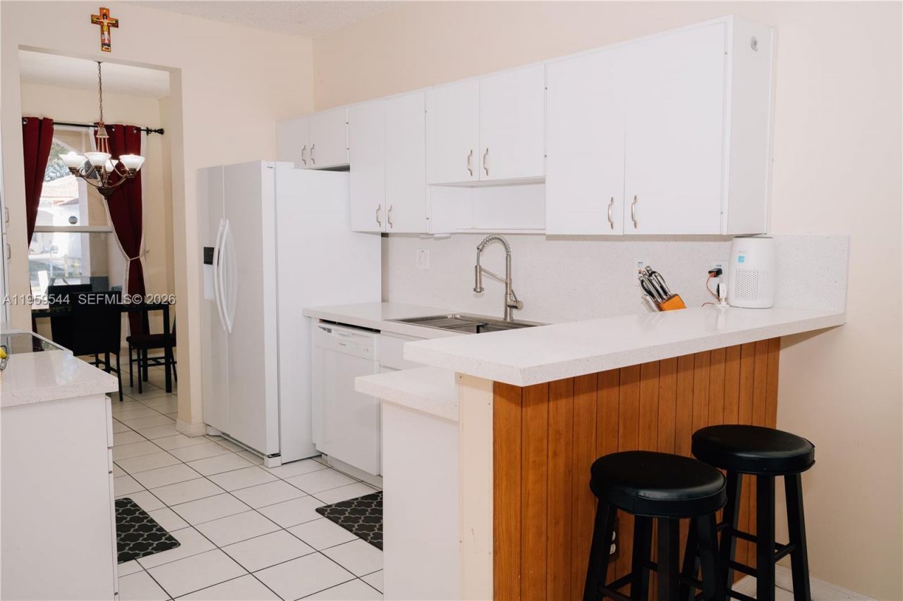 16158 SW 68th Ter, Miami, FL 33193 Photo