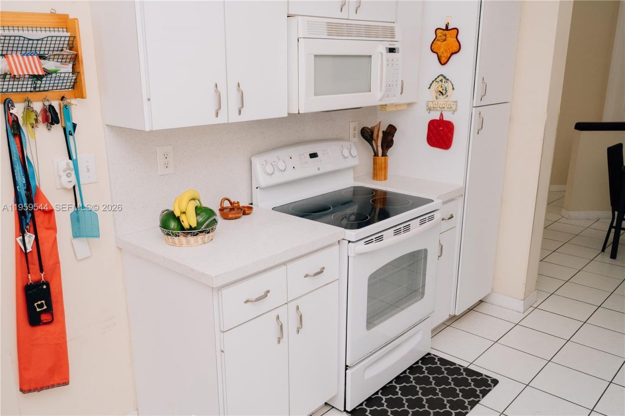 16158 SW 68th Ter, Miami, FL 33193 Photo