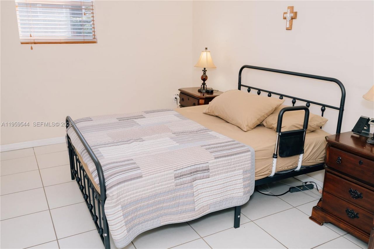 16158 SW 68th Ter, Miami, FL 33193 Photo