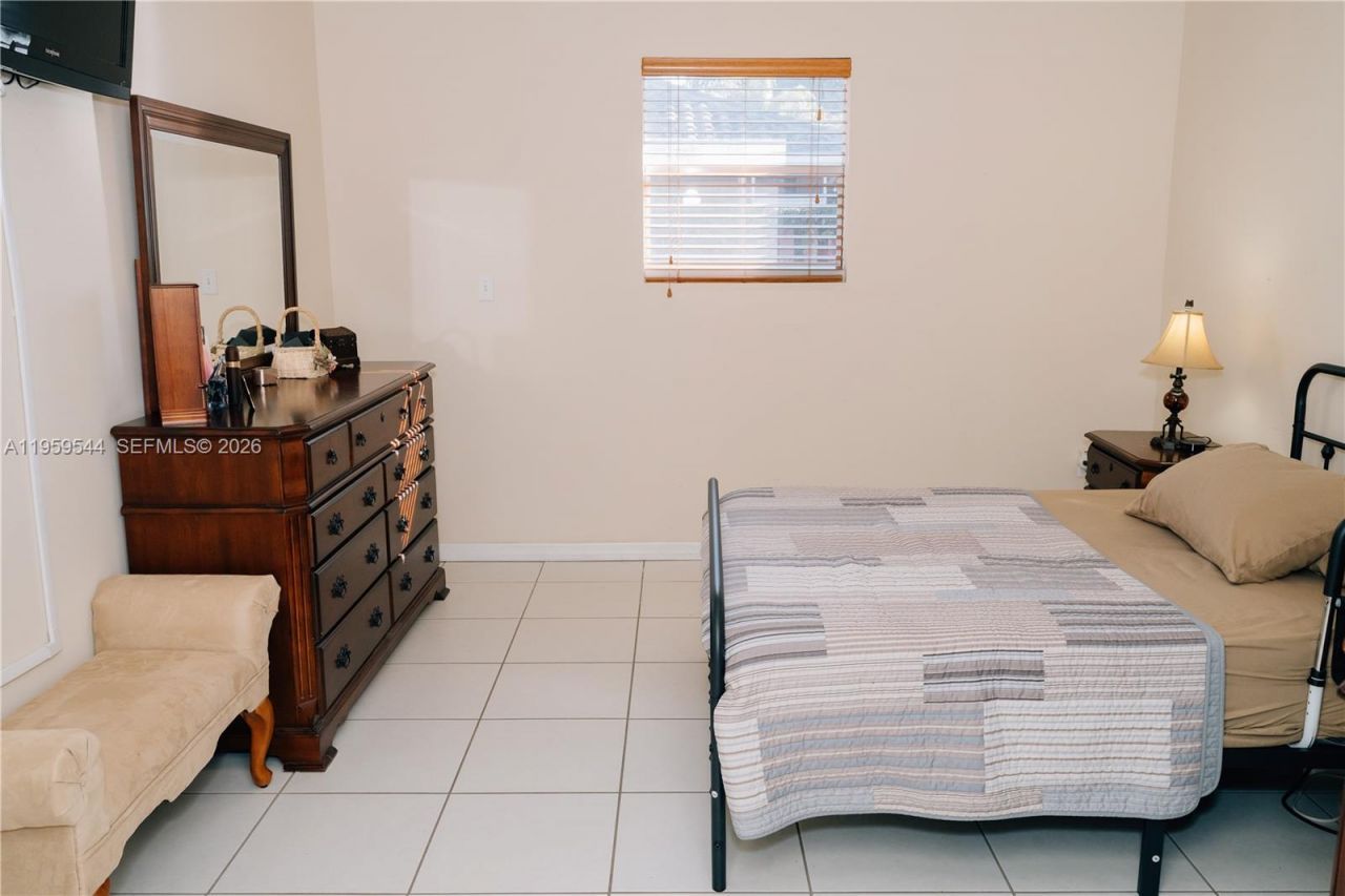 16158 SW 68th Ter, Miami, FL 33193 Photo