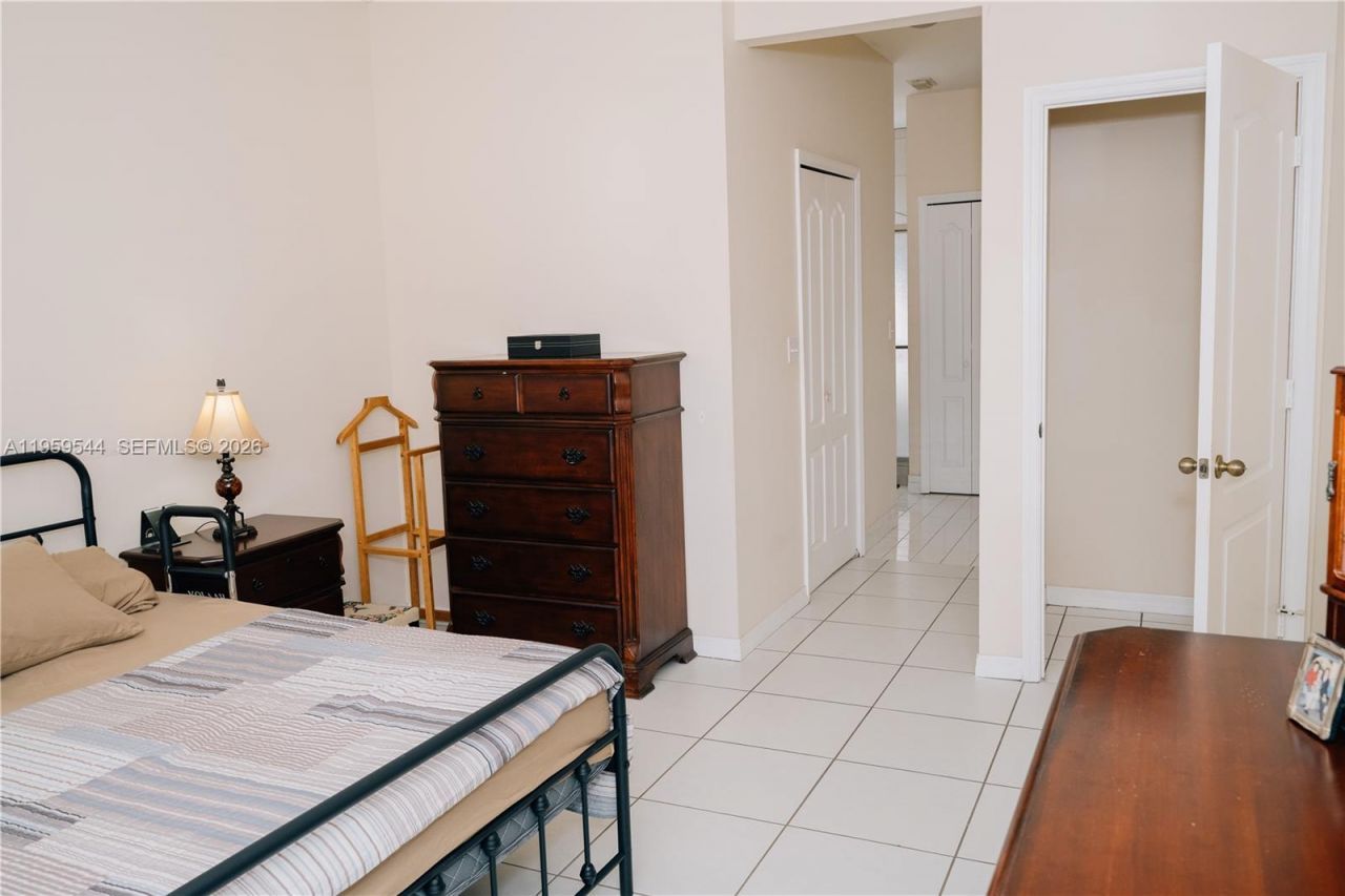 16158 SW 68th Ter, Miami, FL 33193 Photo