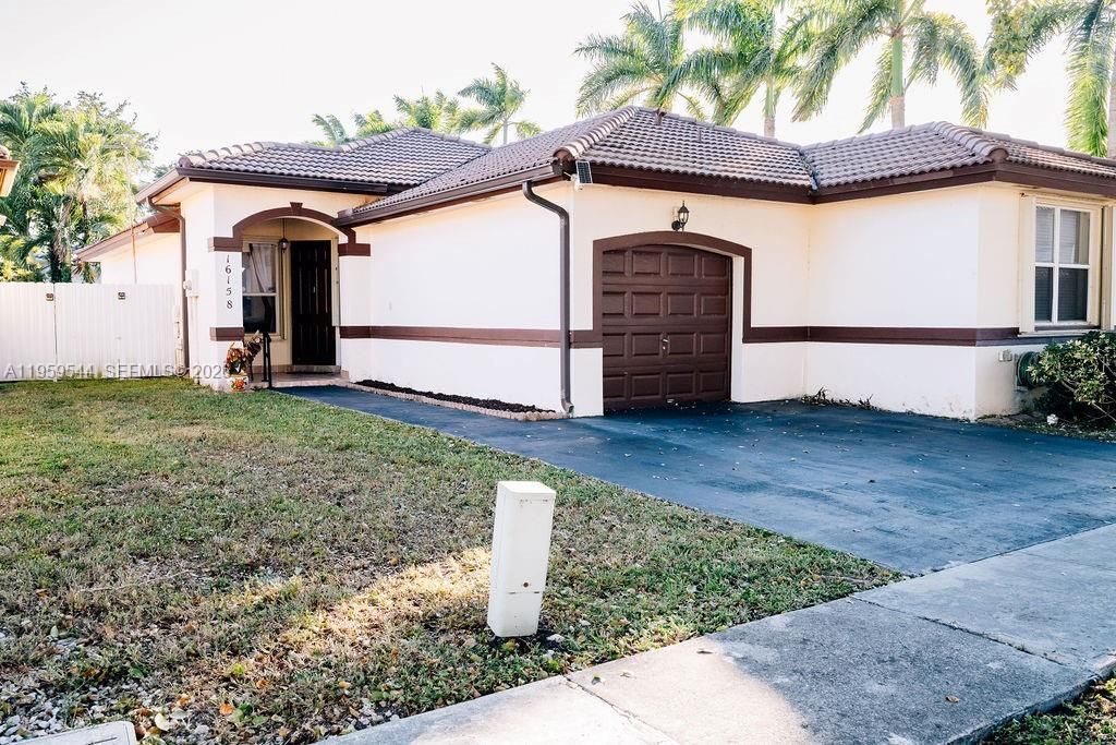 16158 SW 68th Ter, Miami, FL 33193 Photo