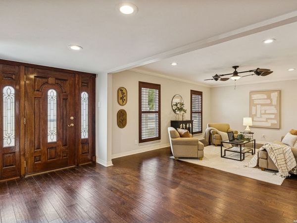 100 lochaven, Castle Hills, TX 78213