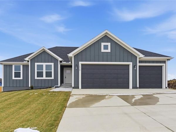 16729 Pinehurst Drive, Basehor, KS 66007