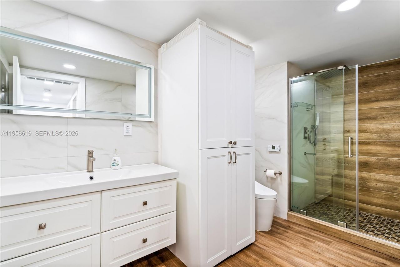 600 Three Islands Blvd, Unit 604, Hallandale Beach, FL 33009 Photo