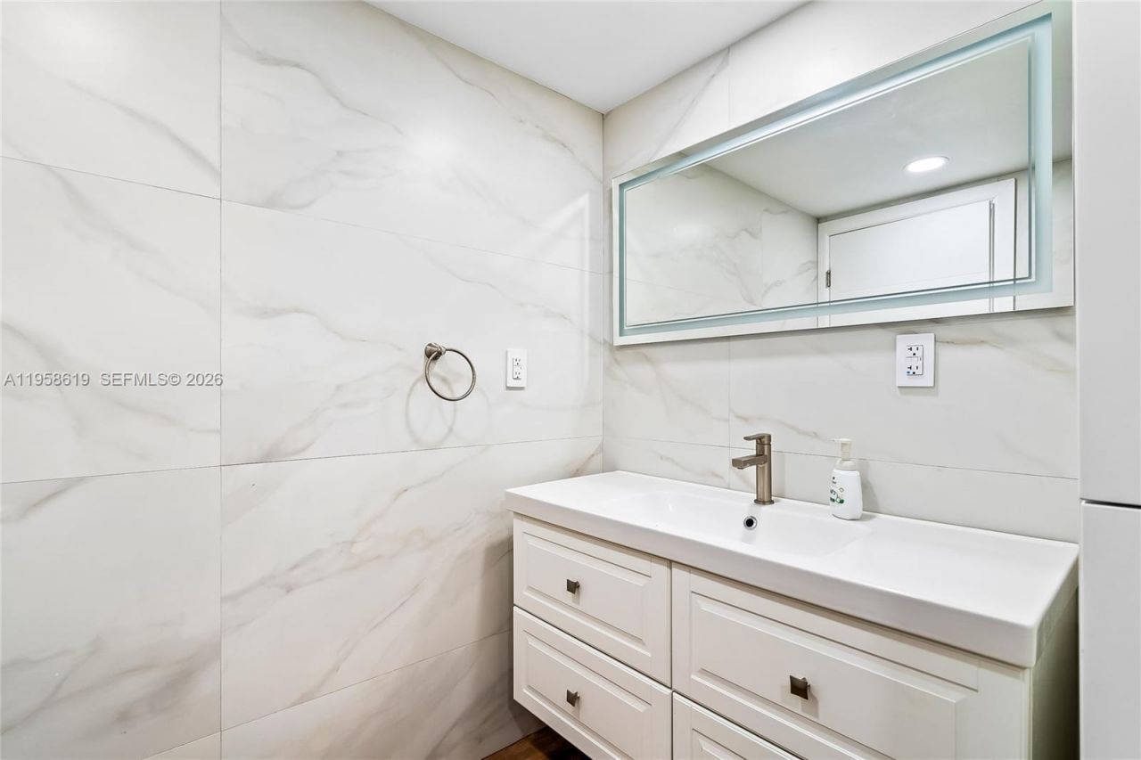 600 Three Islands Blvd, Unit 604, Hallandale Beach, FL 33009 Photo