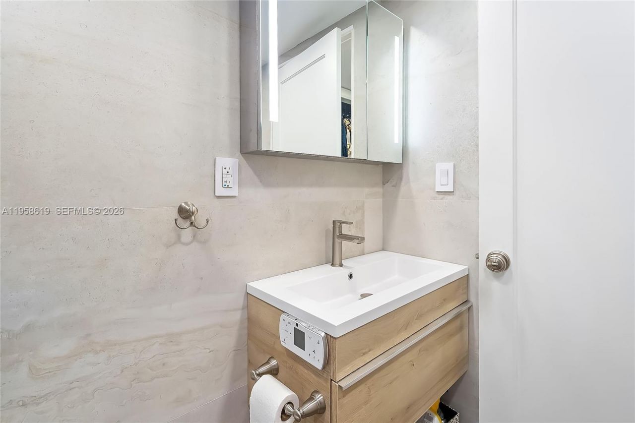 600 Three Islands Blvd , Unit 604, Hallandale Beach, FL 33009 Photo