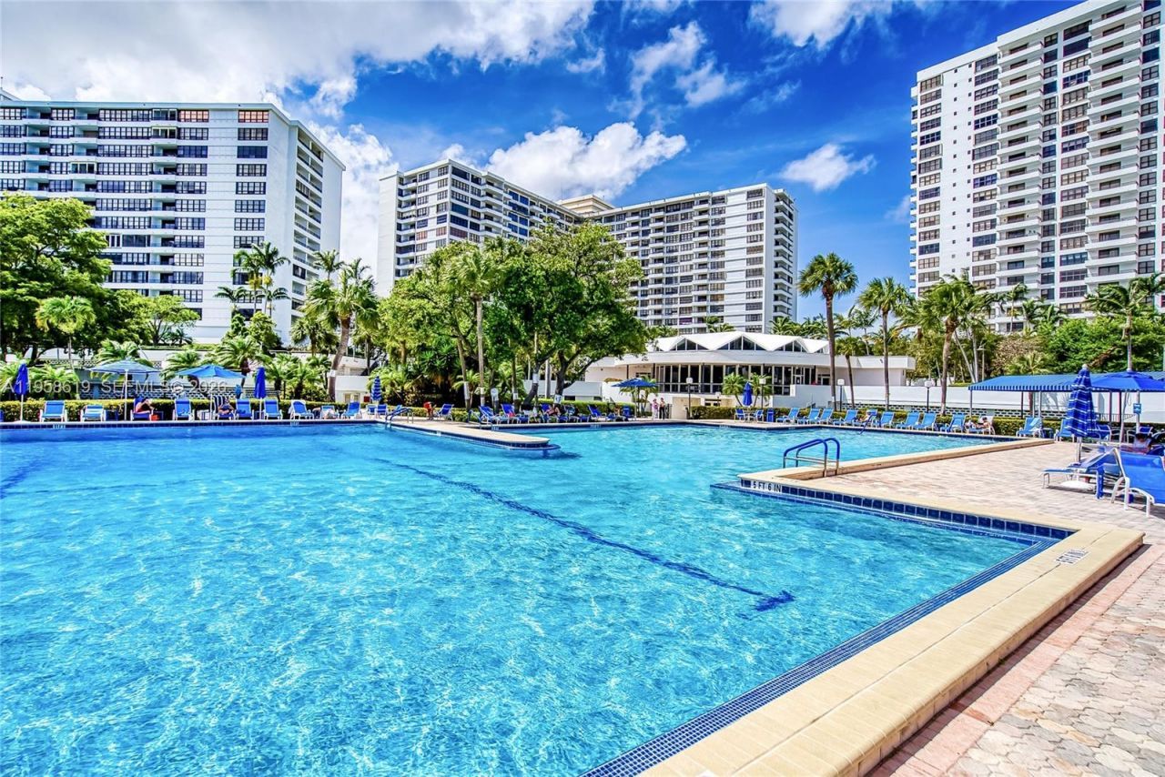 600 Three Islands Blvd, Unit 604, Hallandale Beach, FL 33009 Photo