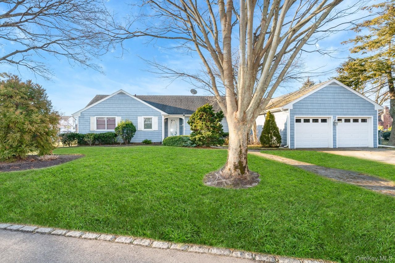 281 Richmond Avenue, Amityville, NY 11701 Main Photo