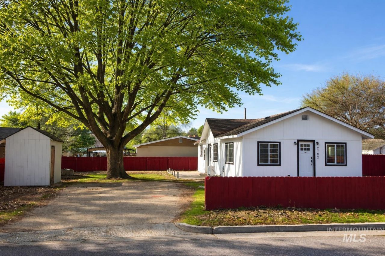 2102 Washington Ave, Caldwell, ID 83605 Main Photo