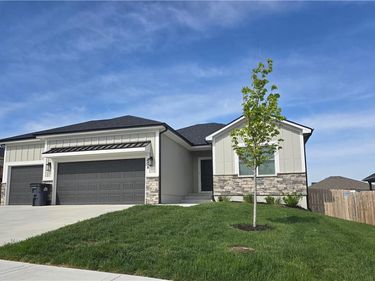 604 SW Meadowood Drive, Grain Valley, MO 64029