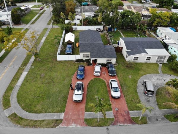 1701 NE 180th St, North Miami Beach, FL 33162