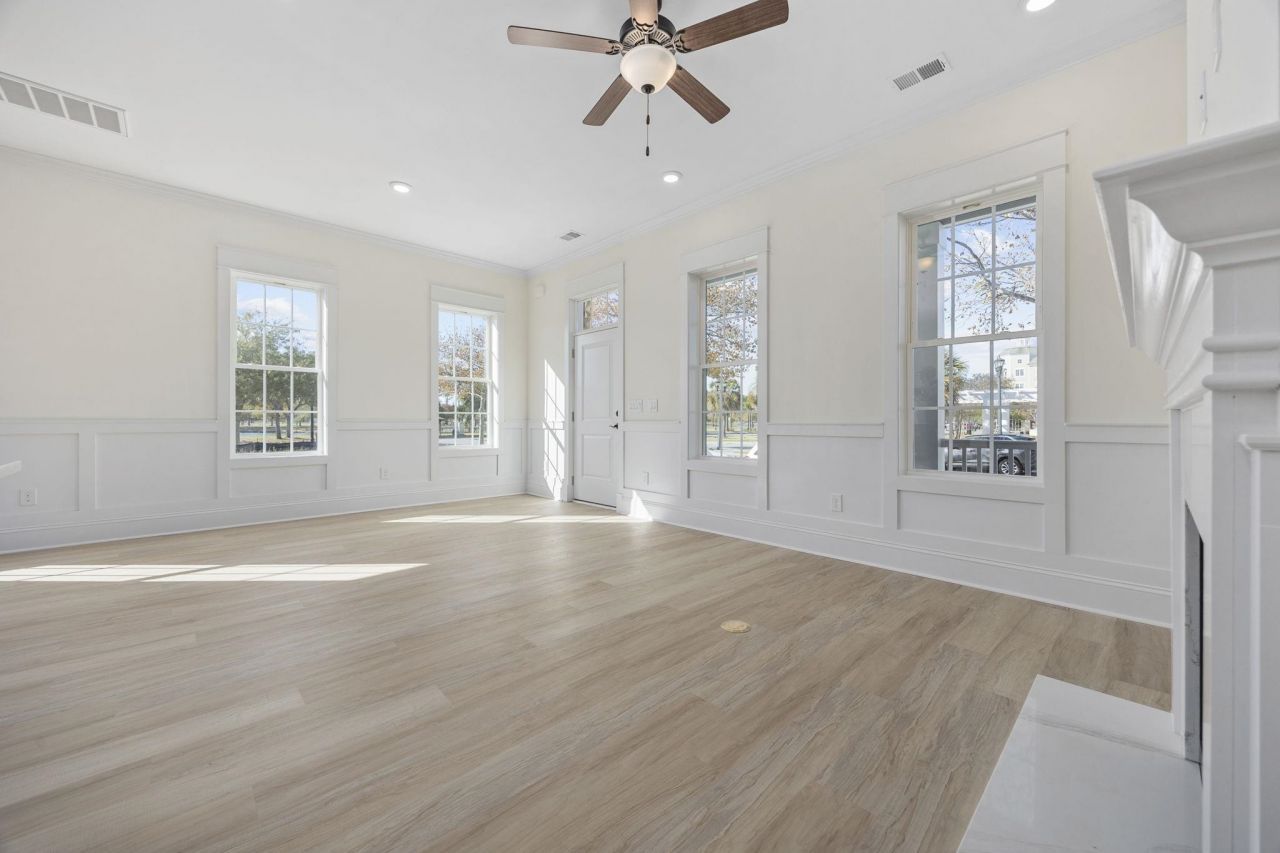 976 Farrow Pkwy. Photo 6