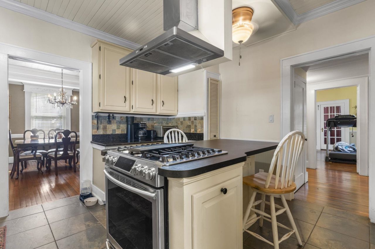 1006 10th Ave. Photo 10