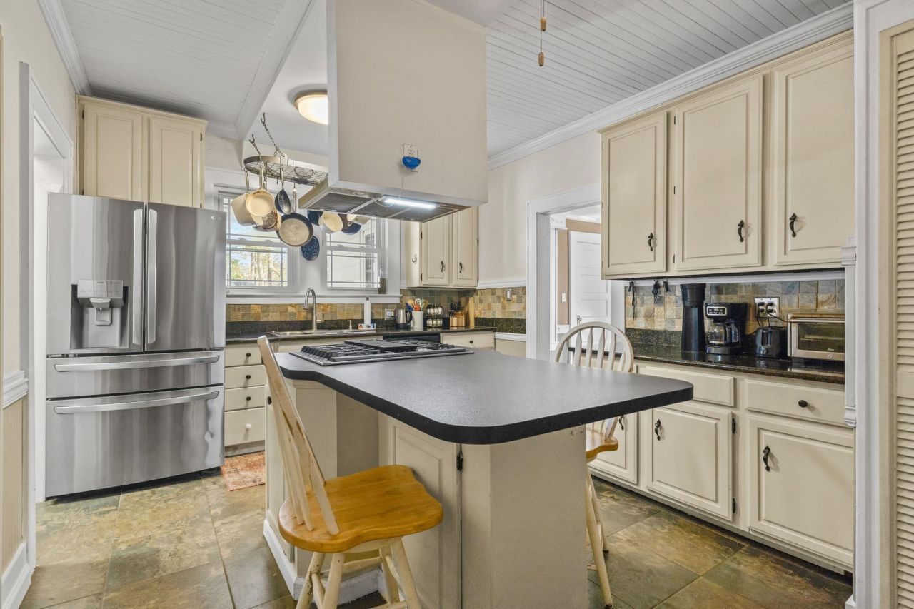 1006 10th Ave. Photo 11