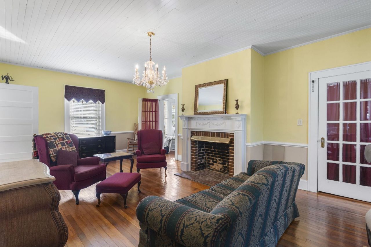 1006 10th Ave. Photo 17