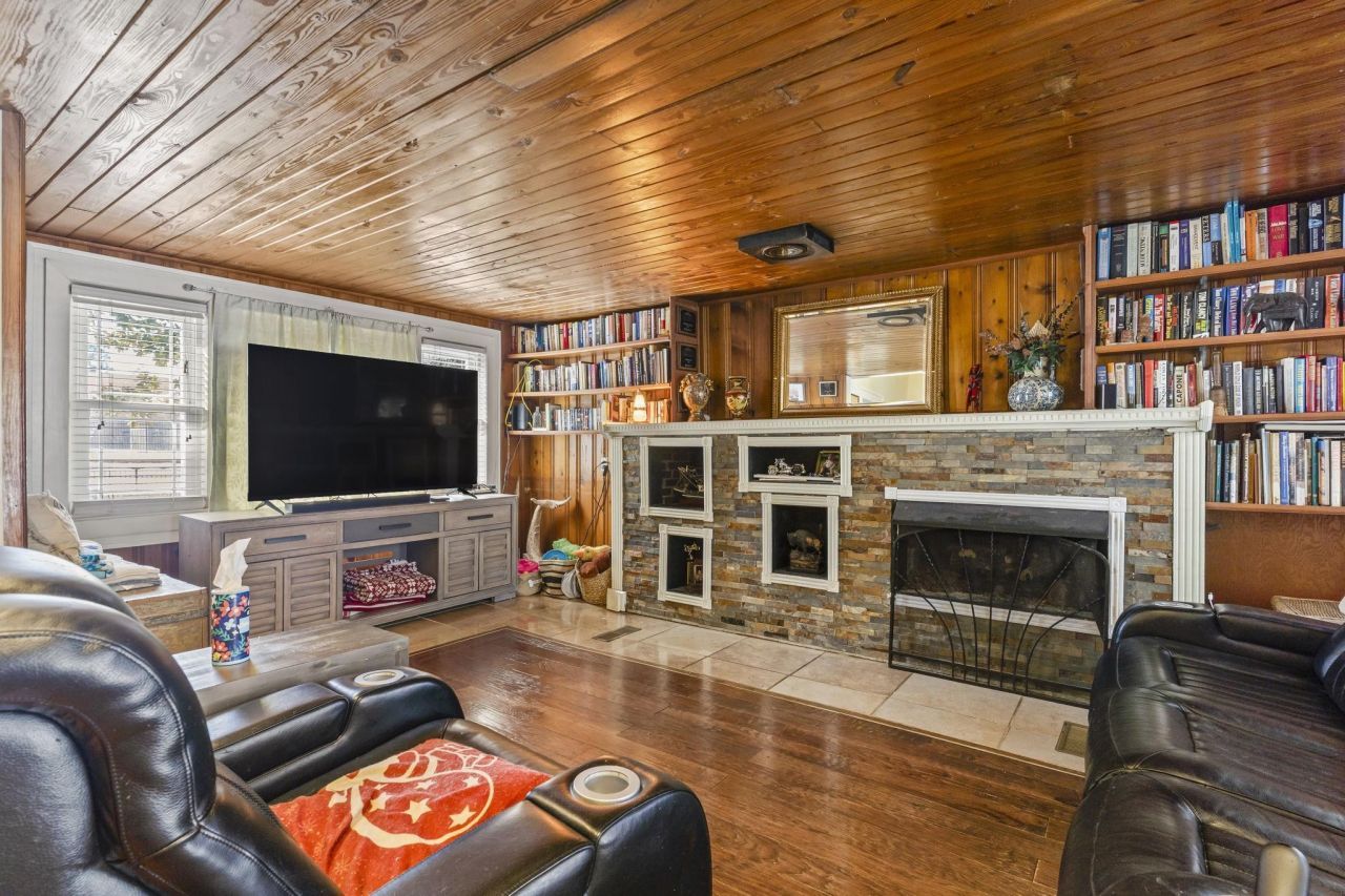 1006 10th Ave. Photo 19