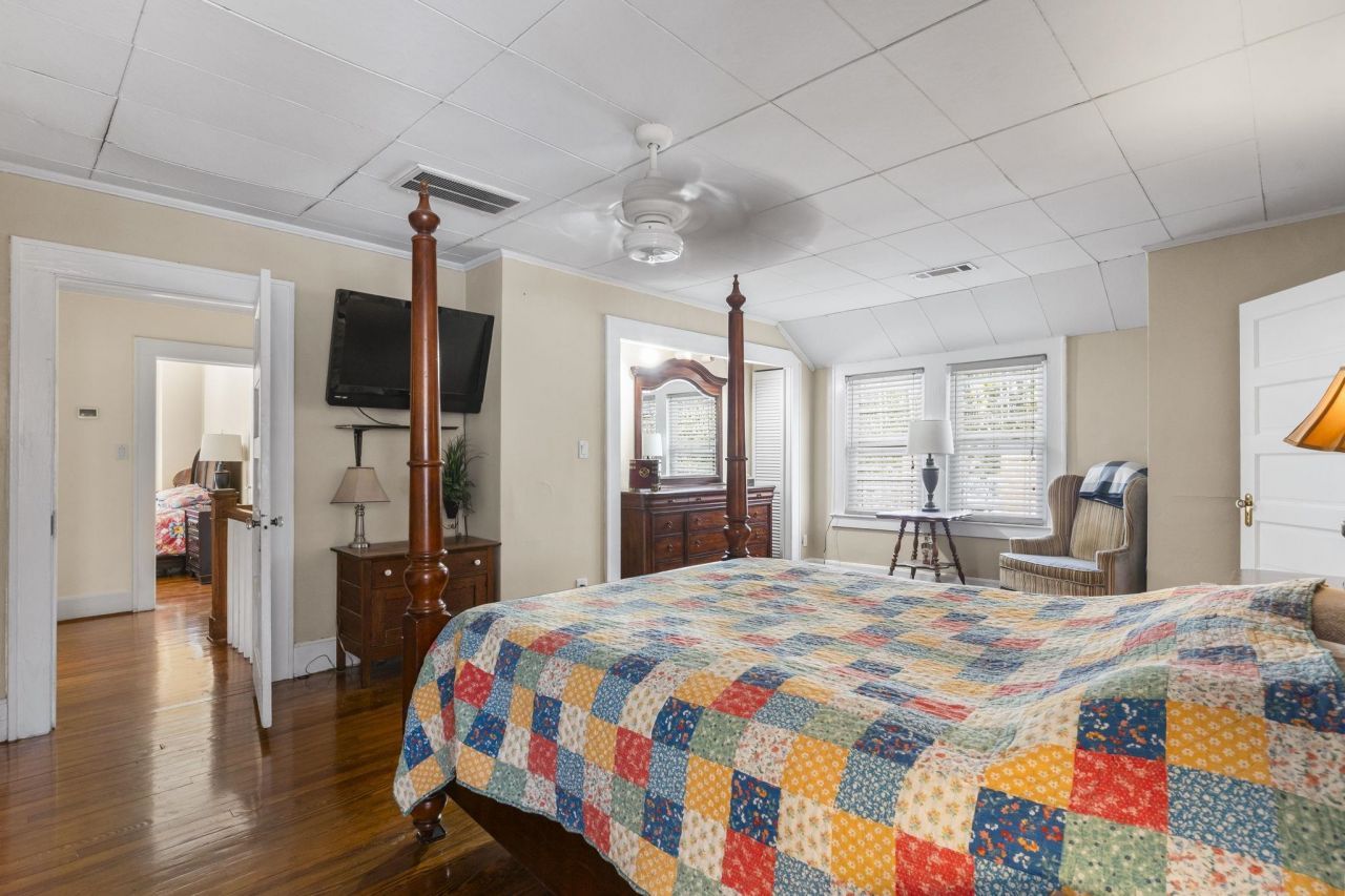 1006 10th Ave. Photo 24